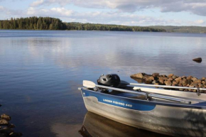 Sjönära stuga med båt och bastu